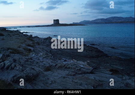 Aragonesischen Turm (datiert 1578), Symbol der La Pelosa, Nord-westen Sardinien, Italien. Stockfoto