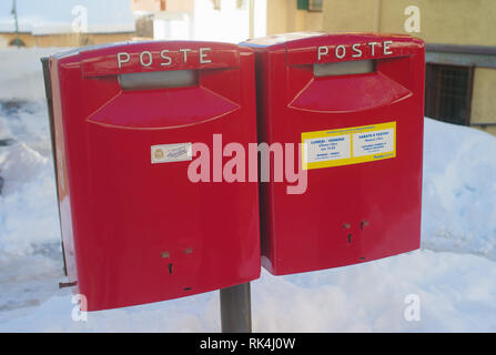 Cortina d'Ampezzo, Belluno, Italien - 2. Februar 2019: Zwei rote Briefkästen der Italienischen Post Service namens "Poste Italiane" in der Innenstadt von t Stockfoto