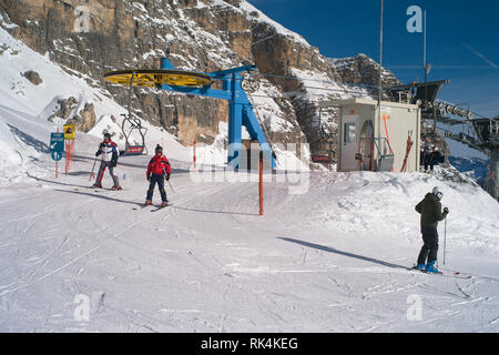 Cortina d'Ampezzo, Belluno, Italien - 8. Februar 2019: Skifahrer aus einem Sessellift an der Oberseite des Olimpie della Tofane im weltberühmten Skigebiet Stockfoto