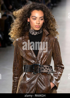 New York, NY - Februar 07, 2019: ein Modell geht der Start- und Landebahn am Elie Tahari Herbst Winter 2019 fashion show während der New York Fashion Week Stockfoto