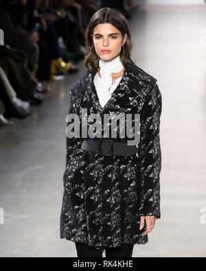 New York, NY - Februar 07, 2019: ein Modell geht der Start- und Landebahn am Elie Tahari Herbst Winter 2019 fashion show während der New York Fashion Week Stockfoto