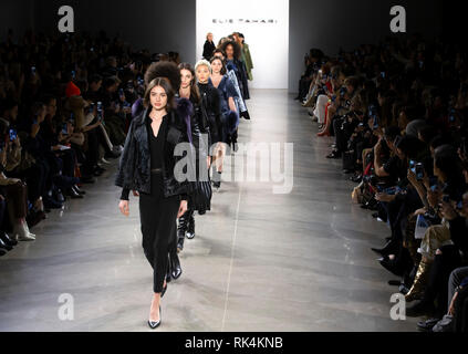 New York, NY - Februar 07, 2019: Modelle gehen Sie die Start- und Landebahn am Elie Tahari Herbst Winter 2019 fashion show während der New York Fashion Week Stockfoto