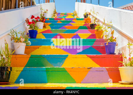 Bunte Treppe mit den Blumentöpfen auf der Straße in Tunis, Tunesien Stockfoto