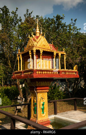 Kambodscha, Koh Kong Provinz, Chi Phat, verzierte Gold bemalt buddhistischen Geist Haus ausserhalb des Dorfes Haus Stockfoto