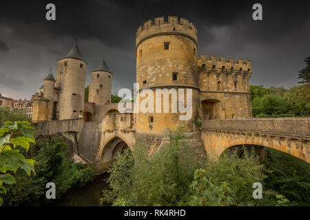 Porte Des Allemands (das deutsche Tor) in Metz, Frankreich mit sehr dunklen Wolken, kurz vor einem Gewitter Stockfoto