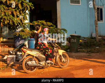 Kambodscha, Koh Kong Provinz, Chi Phat Dorf, Frau mit Kind auf dem Motorrad ohne Helm Stockfoto