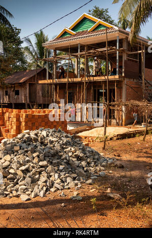 Kambodscha, Koh Kong Provinz, Chi Phat Dorf, Straße, Haus im traditionellen Stil gebaut wird, Stockfoto