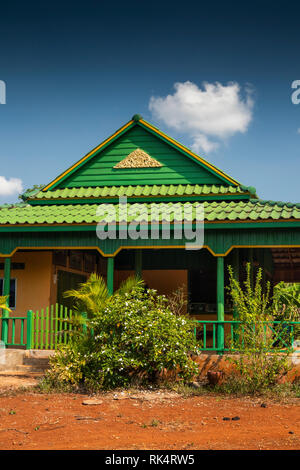 Kambodscha, Koh Kong Provinz, Chi Phat, Chhay Chrei, grün lackiert Bauernhaus in der Nähe von Bodhi Baum Stromschnellen auf Piphot Fluss Stockfoto