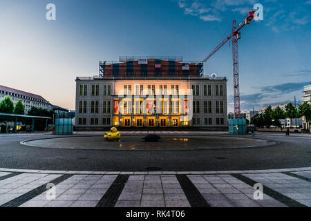 Leipzig, Deutschland - 07. 31. 2017: Menschen zu Fuß rund um den Marktplatz, die Oper Leipzig Augustusplatz, an einem Sommerabend Stockfoto