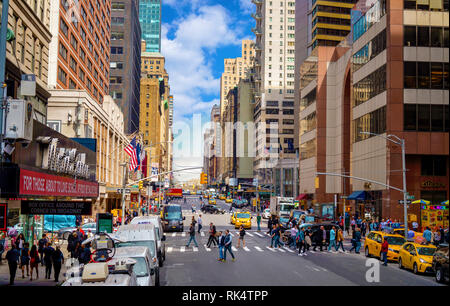 New York, New York/USA, 04.13.2018: 7. Avenue in Manhattan mit zebrastreifen Menschen und Verkehr Stockfoto