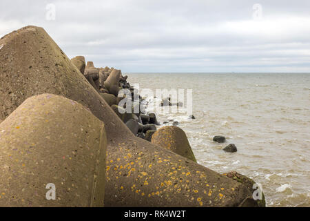 Mole aus riesigen konische Form Stein in Liepaja, Lettland Stockfoto