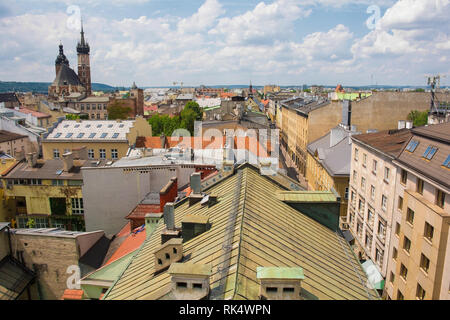 Ein Blick über die Dächer der Altstadt von Krakau in Polen. Die Basilika St. Maria kann im Hintergrund gesehen werden Stockfoto