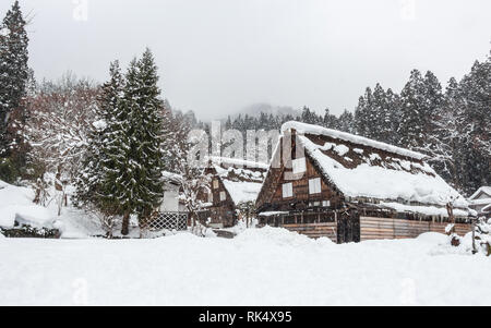 Shirakawago Dorf mit Schneefall im Winter. Wahrzeichen von Gifu, Takayama, Japan. Stockfoto