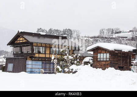 Shirakawago Dorf mit Schneefall im Winter. Wahrzeichen von Gifu, Takayama, Japan. Stockfoto