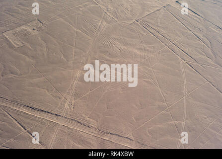 Luftbild des Geheimnisvollen der Condor Geoglyph, Nazca Linien Unesco Weltkulturerbe, Peru Stockfoto