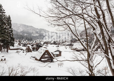 Shirakawago Dorf mit Schneefall im Winter. Wahrzeichen von Gifu, Takayama, Japan. Stockfoto