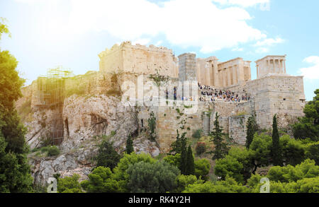 Athen, Griechenland - 18 JULI 2018: in der Nähe der berühmten Akropolis mit Menschen, die das Parthenon Propyläen, Erechtheion, und der Tempel der Athene in t Besuch Stockfoto