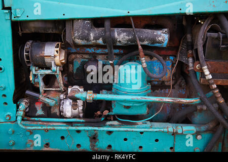 Nahaufnahme des ramponierten alten Bauernhof Traktor abstellen. Traktor Maschine Stockfoto