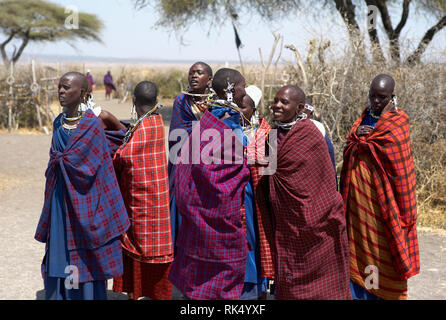 Serengeti, Tansania - 31. Juli 2008: Masai Frauen Durchführen einer rituellen Tanz, in der Serengeti, Tansania. Stockfoto