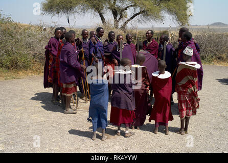 Serengeti, Tansania - 31. Juli 2008: Masai Durchführen einer rituellen Tanz, Spears, in der Serengeti, Tansania. Stockfoto