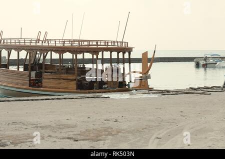 Traditionelle maledivische Boot im Hafen (Ari Atoll, Malediven) Stockfoto