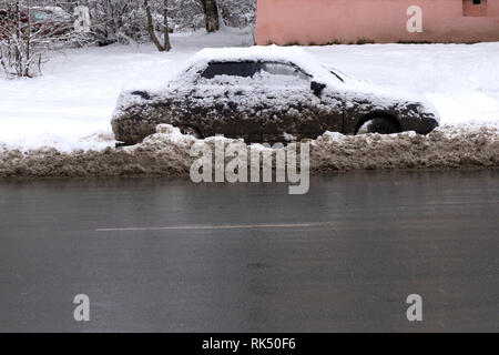 Extrem schmutzigen Auto splash reifen Transport Front Weiß. Stockfoto