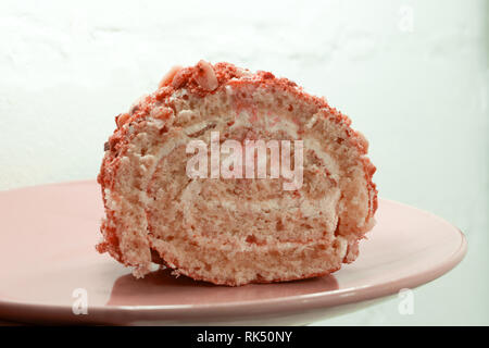 Süße Brötchen mit Marmelade und ein Messer auf einem Schneidebrett. Stockfoto