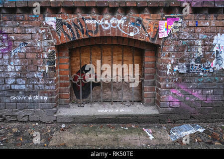 Berlin, Mitte, Auguststraße 69. Städtische Gebäude in Detail. Zugenagelten Kellerfenster, Graffiti und Street Art Stockfoto