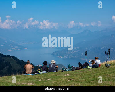 Trekking am Comer see Alpen Stockfoto