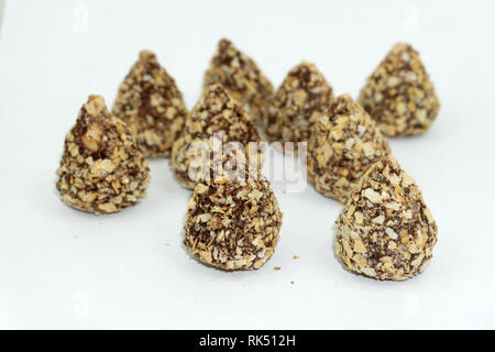 Closeup Schokolade und Pistazien Makronen und Trüffeln bestreut mit Kakao in einem Kristall platte Blick von oben Konzept Tabelle mit Geburtstag Desserts, b Stockfoto