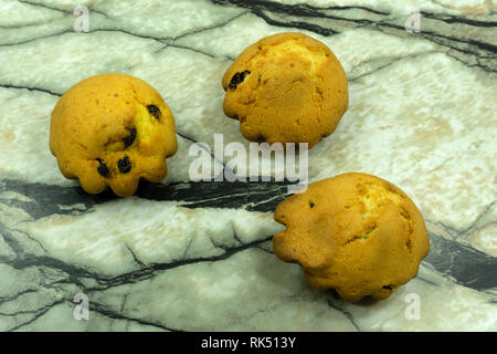 Frisch gebackene blueberry muffins mit einem oat Streusel Topping auf ein Holzbrett. Stockfoto
