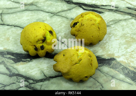 Muffins mit Heidelbeeren auf einem Holztisch. frische Beeren und süßem Gebäck auf dem Board. Stockfoto