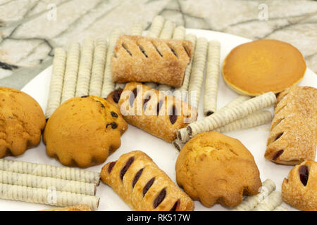 Karottenkuchen Muffins mit Nüssen, Rosinen und Hafer auf einem blauen Stein in der Nähe mit kopieren. Stockfoto