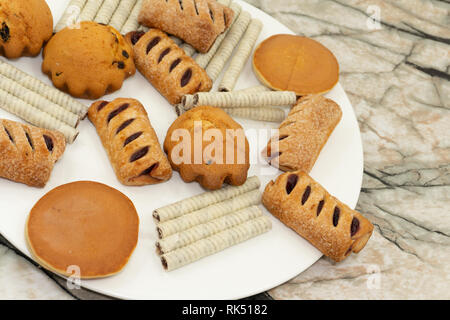 Chocolate Muffins in Holzkiste hausgemachte Backwaren Nahaufnahme selektiven Fokus. Stockfoto