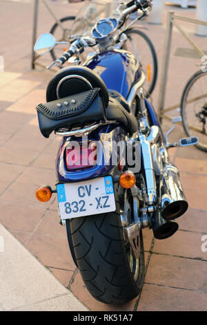 Nizza, Frankreich - Februar 6, 2019: Moderne und schöne Harley Davidson Motorrad auf der Straße der Altstadt von Nizza, Côte d'Azur, Frankreich, Europa geparkt Stockfoto