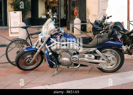 Nizza, Frankreich - Februar 6, 2019: Moderne und schöne Harley Davidson Motorrad auf der Straße der Altstadt von Nizza, Côte d'Azur, Frankreich, Europa geparkt Stockfoto