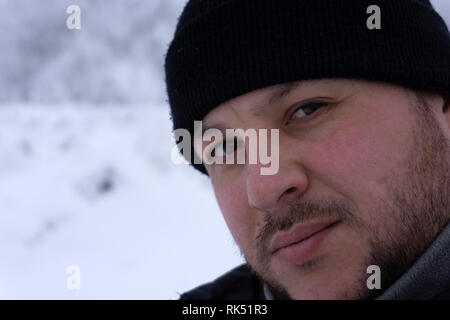 Schwarze leere Hut auf dem Kopf des Menschen isoliert auf grauen Hintergrund. Stockfoto