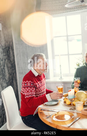 Alten bärtigen Mann, herzlichen Glückwunsch zum Geburtstag. Bis schließen Seitenansicht erschossen. Großeltern hört die Wünsche seiner Familie Stockfoto