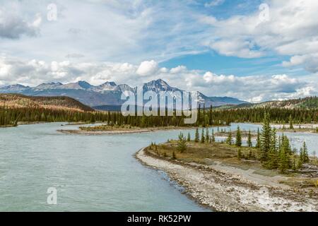 Blick auf weite Tal mit dem Fluss Athabasca River, in den Bergen, Icefields Parkway, Jasper National Park, Alberta, Kanada, Nordamerika Stockfoto