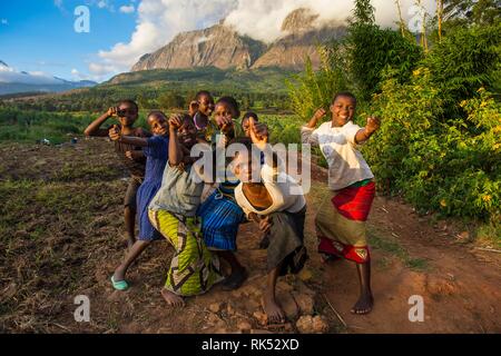 Kinder posieren vor dem Mount Mulanje, Malawi, Afrika Stockfoto