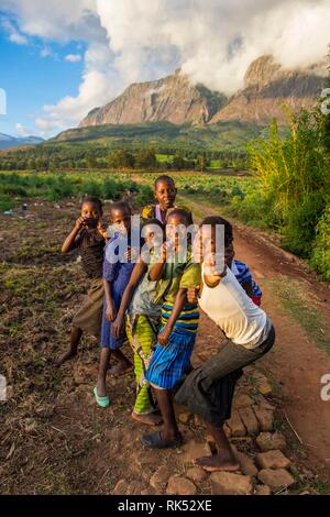 Kinder posieren vor dem Mount Mulanje, Malawi, Afrika Stockfoto