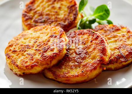 Golden gebratene Reibekuchen Spezialist deutsche und bayerische Gericht, das in der Nähe zu sehen, für ein Menü Stockfoto