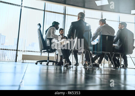 Low Angle View. Partnerschaft mit arabischen Ländern. kopieren. internationaler Partner am Tisch. Stockfoto