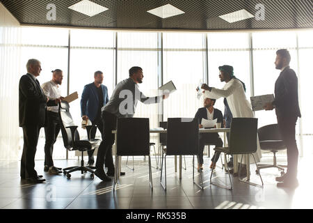 Mischlinge Geschäftspartner zu streiten, schlechten Vertrag. , Nachdem die Investoren problrms mit Kunden. Problem, Konfliktsituation im compaany. alahuhta Stockfoto