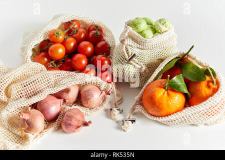 Frische organische Lebensmittel von Obst und Gemüse in Eco-friendly wiederverwendbare Säcke, in enger gesehen - bis auf weißem Hintergrund Stockfoto