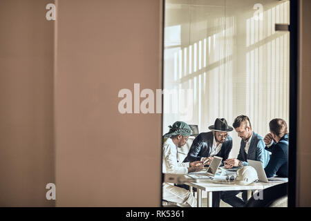 Kopieren Raum. Junge ehrgeizige Männer auf die Arbeit im Büro Stockfoto