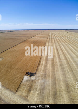 Antenne von Gerste aus Ernten mit einem modernen breiten Kamm Mähdrescher in der Nähe der Verriegelung der Eyre Peninsula South Australia Stockfoto