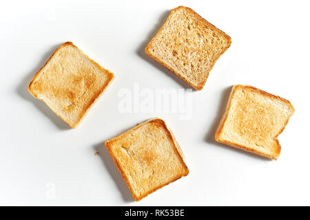 Satz von vier Spiegeleier toast Scheiben Brot auf weißem Hintergrund mit Schatten isoliert, gesehen von oben Stockfoto