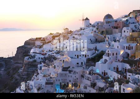 Fabelhafte malerischen Dorf Oia auf Santorini Insel bei Sonnenuntergang, Griechenland Stockfoto