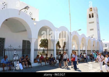 SANTORINI, Griechenland - 19 JULI 2018: Touristen wandern in Santorini, in der Nähe der orthodoxen Kirche, Dorf Oia, Griechenland Stockfoto